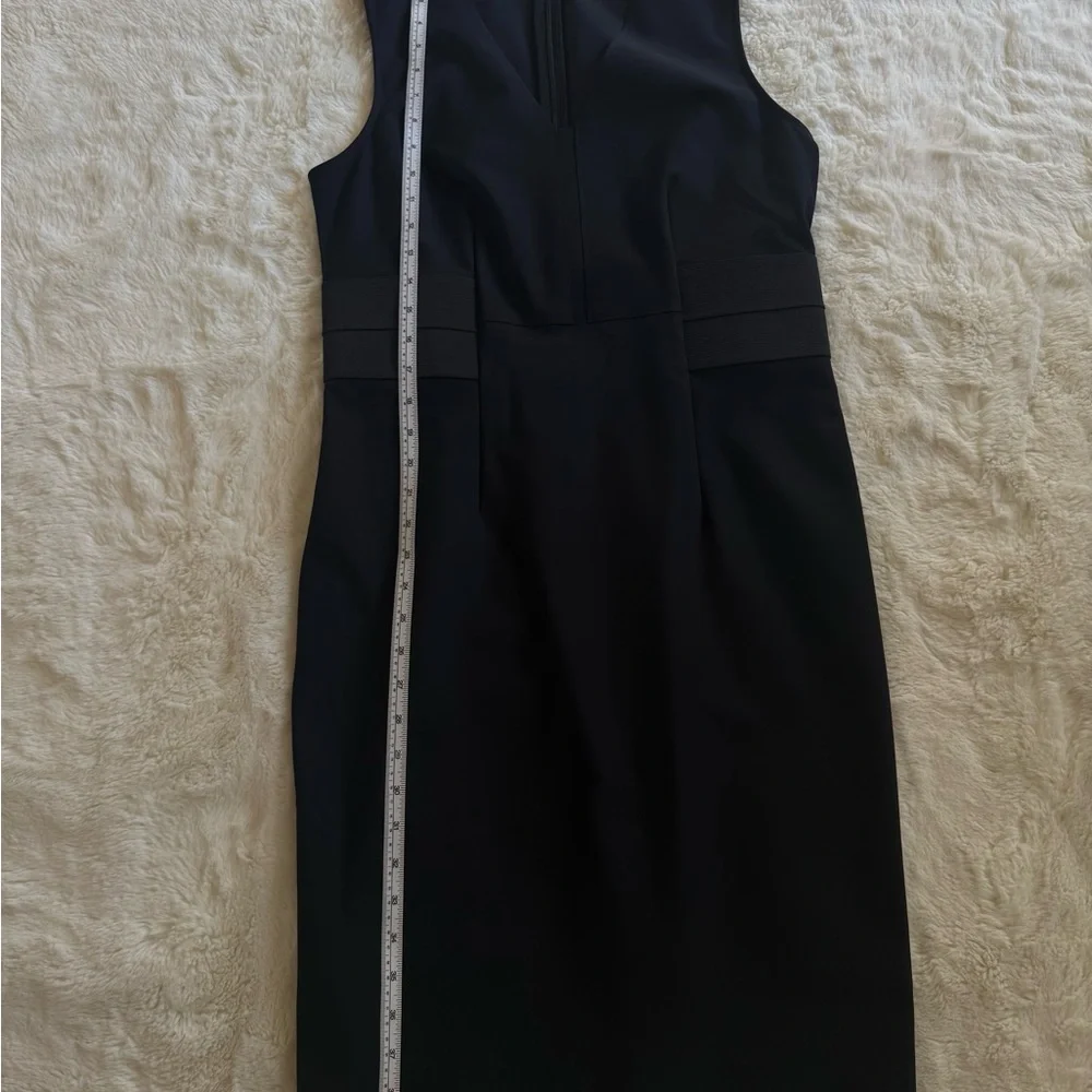 ANN TAYLOR BLACK V-NECK SHEATH DRESS SIDE PANELS SIZE 8 - Picture 7 of 8